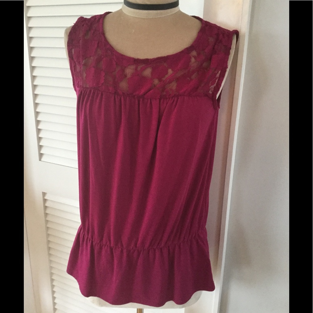 NWT Raspberry Sleeveless Lace Accent Top Size S - Picture 1 of 7